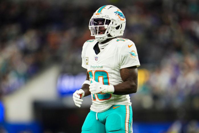 Dolphins tyreek hill reportedly has surgery remove screws wrist injury