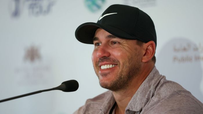 Liv golf reportedly wont offer players huge upfront payments contract renewals