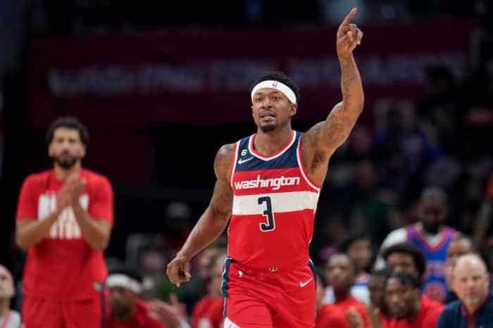 2 major reasons why Suns should NOT trade for Bradley Beal Suns bradley beal phoenix negotiating buyout
