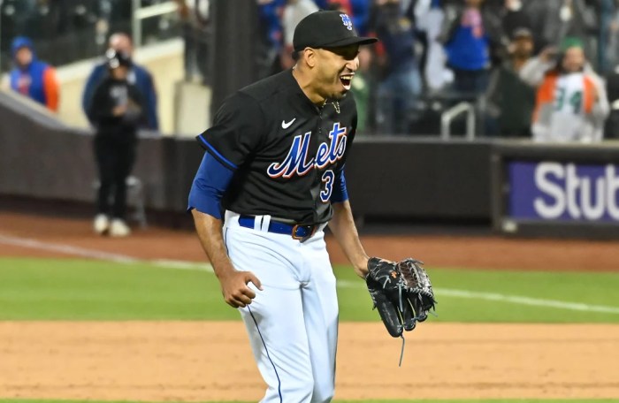Mets edwin diaz locks down four out save
