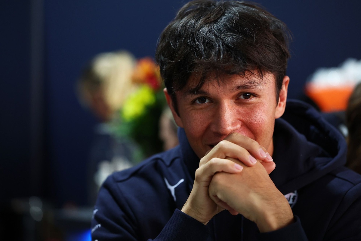 Albon Navigates Vegas Chaos Blind: Radio Blackout Forces "Old School" Endeavor and Early Exit