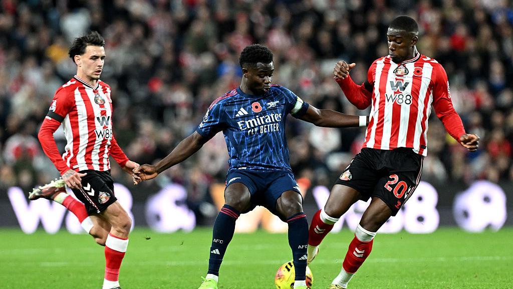 Arsenal’s defensive wall crumbles as Sunderland seize a first-half lead, ending their eight-match clean sheet streak.