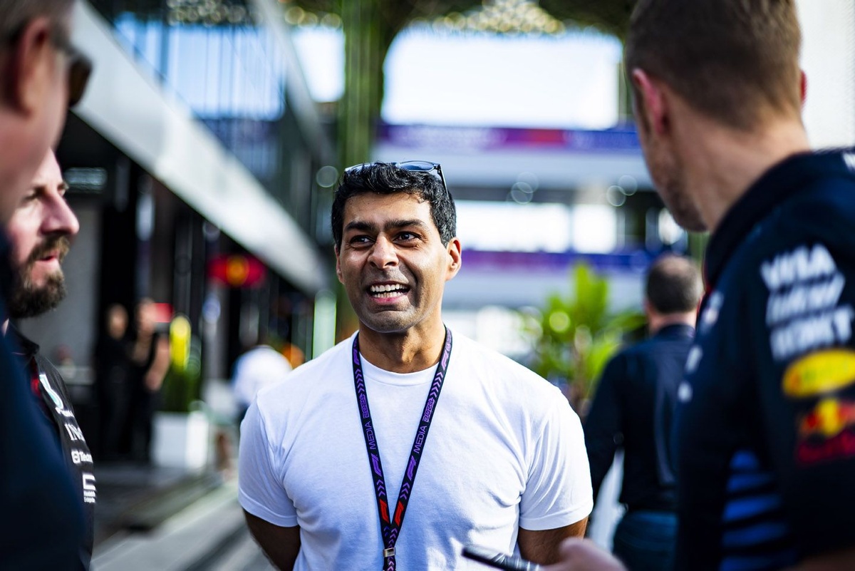 Carlos Sainz Proposes Inclusion of Ex-F1 Drivers on Stewarding Panel to Enhance Incident Adjudication