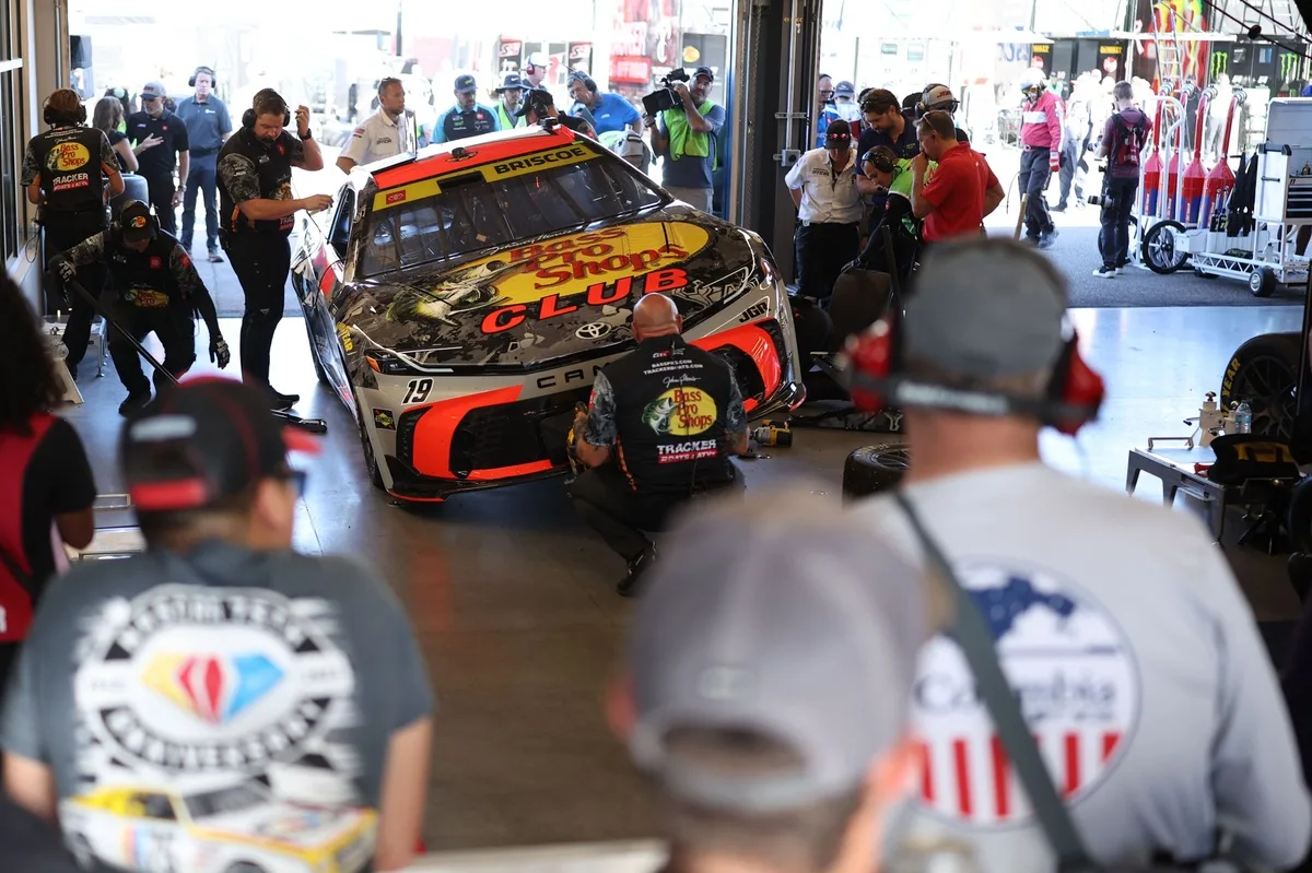 Championship Contenders Skirt Disaster as Tire Failures Plague Phoenix Final Practice