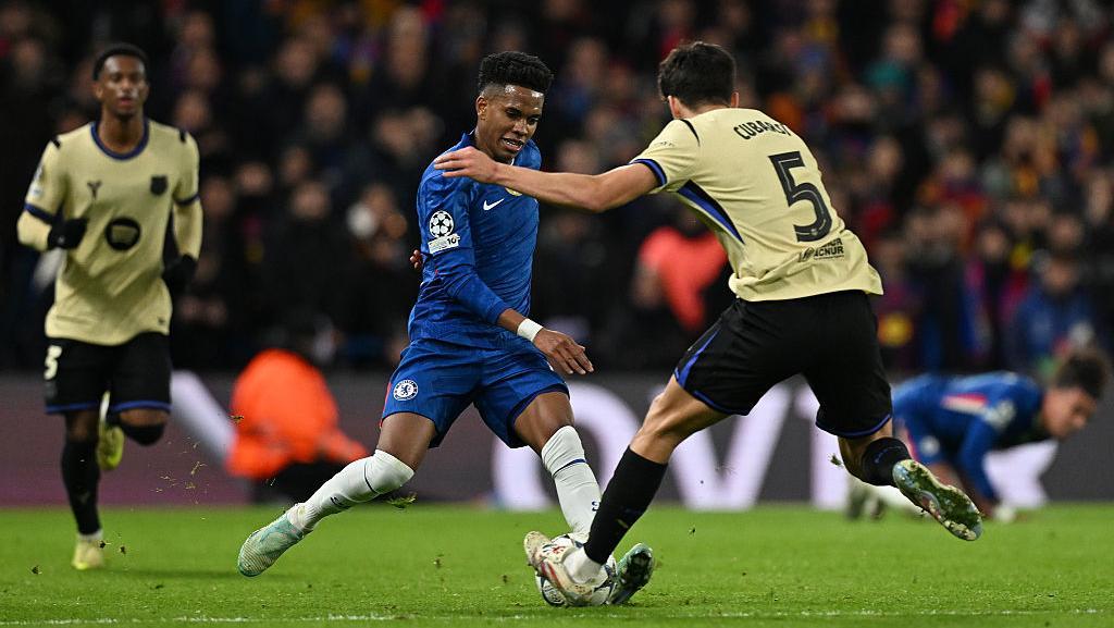 Chelsea Secure First-Half Advantage Against Ten-Man Barcelona in Champions League Clash