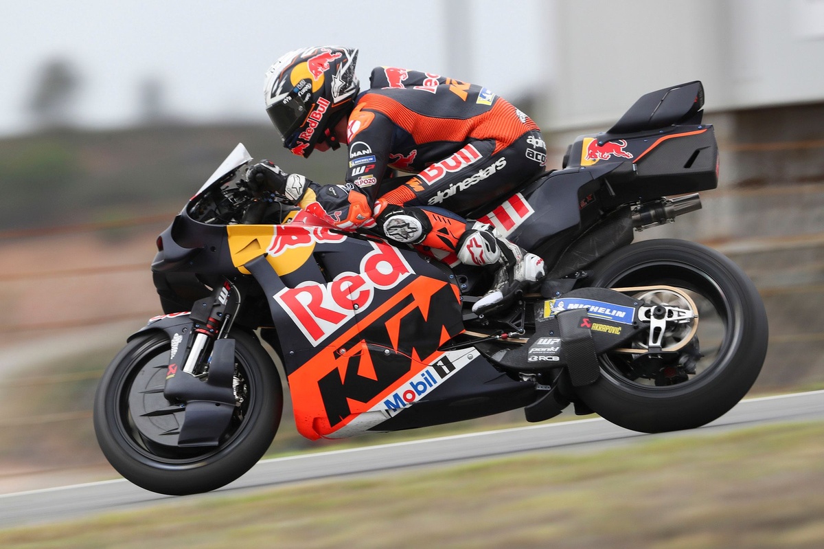 KTM Faces Pressure to Retain Rising Star Acosta Amidst Performance Concerns