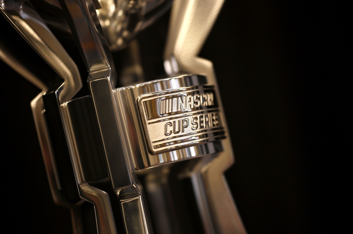 Kyle Larson Clinches Second NASCAR Cup Series Title in Dramatic Season Finale; Denny Hamlin Secures Runner-Up Position