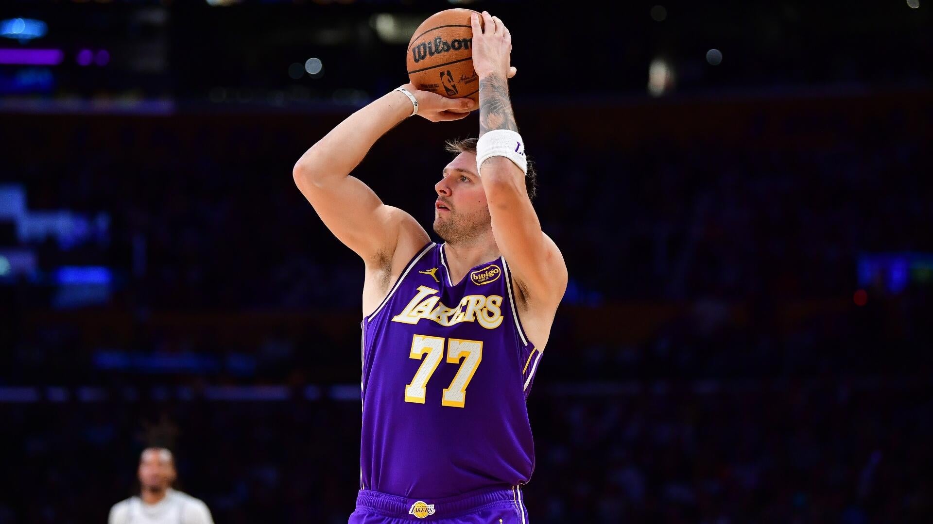 Lakers Seek Road Victory Against Short-Handed Hornets Amidst Eastern Conference Swing
