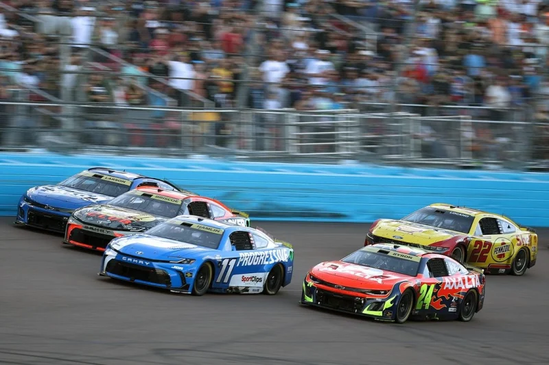 Larson Claims Second NASCAR Cup Crown in Overtime Thriller as Hamlin’s Championship Dream Fades