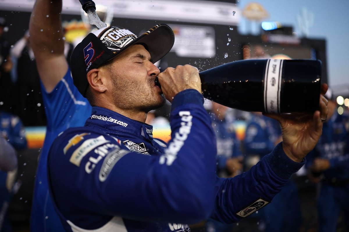 Larson Clinches Second NASCAR Cup Series Championship in Dramatic Overtime Finish at Phoenix