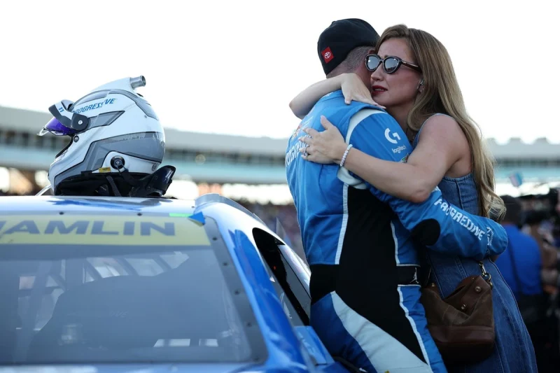 Larson Offers Words of Empathy for Hamlin’s Crushing Championship Defeat