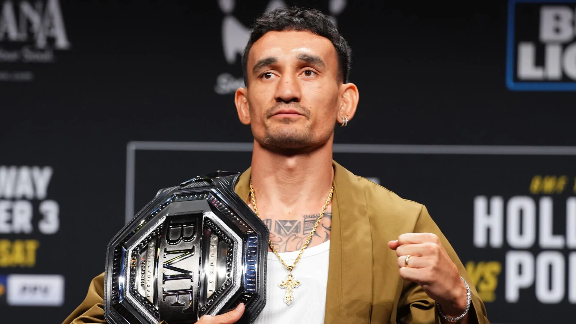Lightweight Showdown Looms: Max Holloway Accepts Charles Oliveira’s BMF Challenge, March Return Targeted.