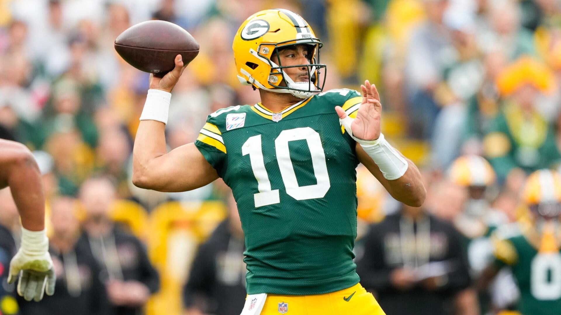 Today’s top games to watch, best bets, odds: Eagles at Packers, NBA, college basketball and more