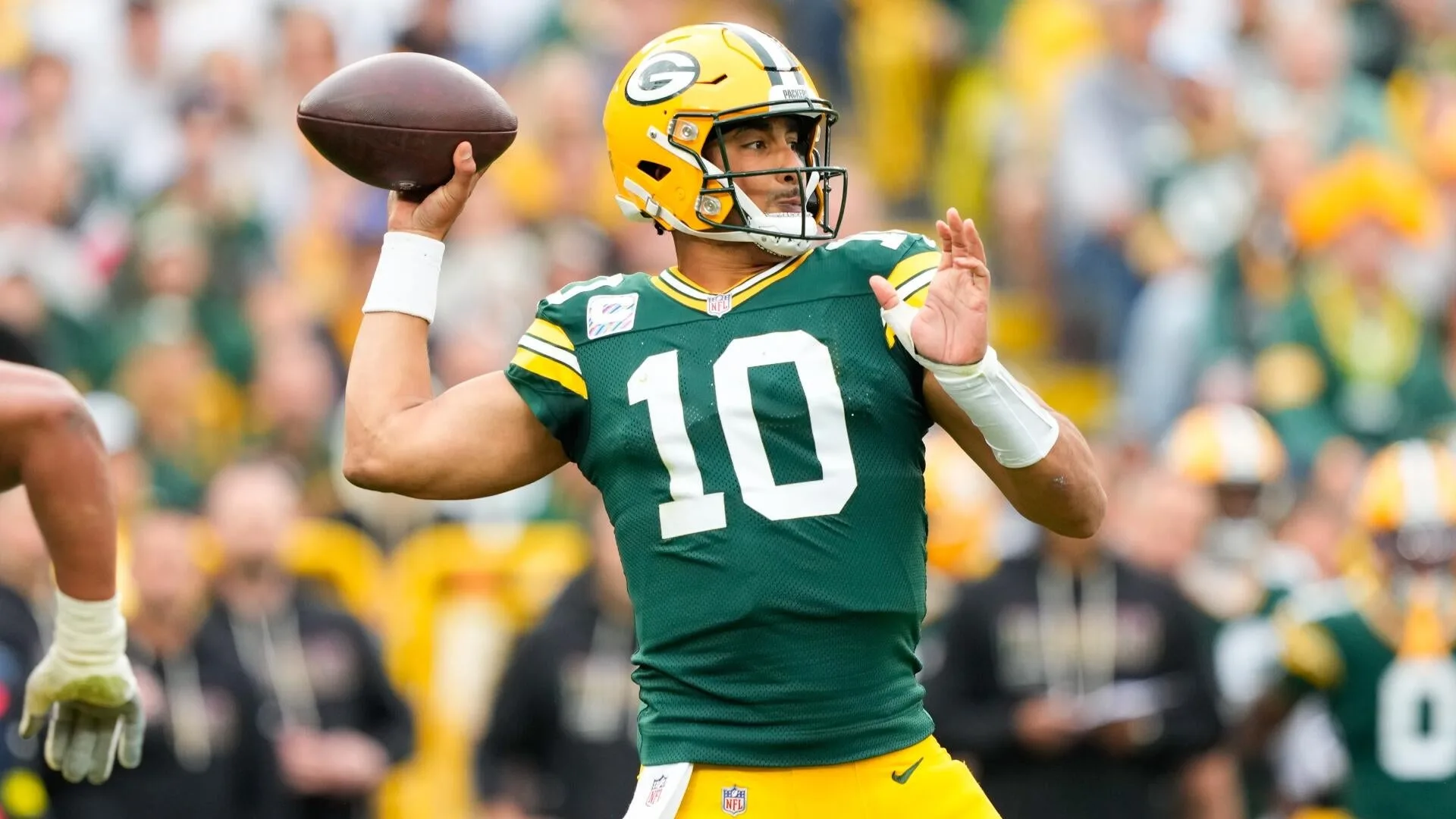 Today’s top games to watch, best bets, odds: Eagles at Packers, NBA, college basketball and more