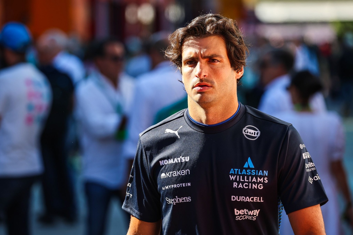 Carlos Sainz’s Heartwarming Encounter with Young Fan Thea Ignites F1 Community Praise Following Williams Milestone.