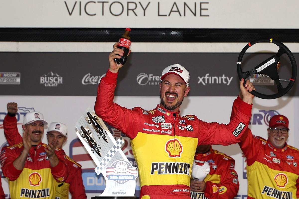 Joey Logano Dominates Duel 1, Casey Mears Secures Daytona 500 Berth in Dramatic Overtime Finish