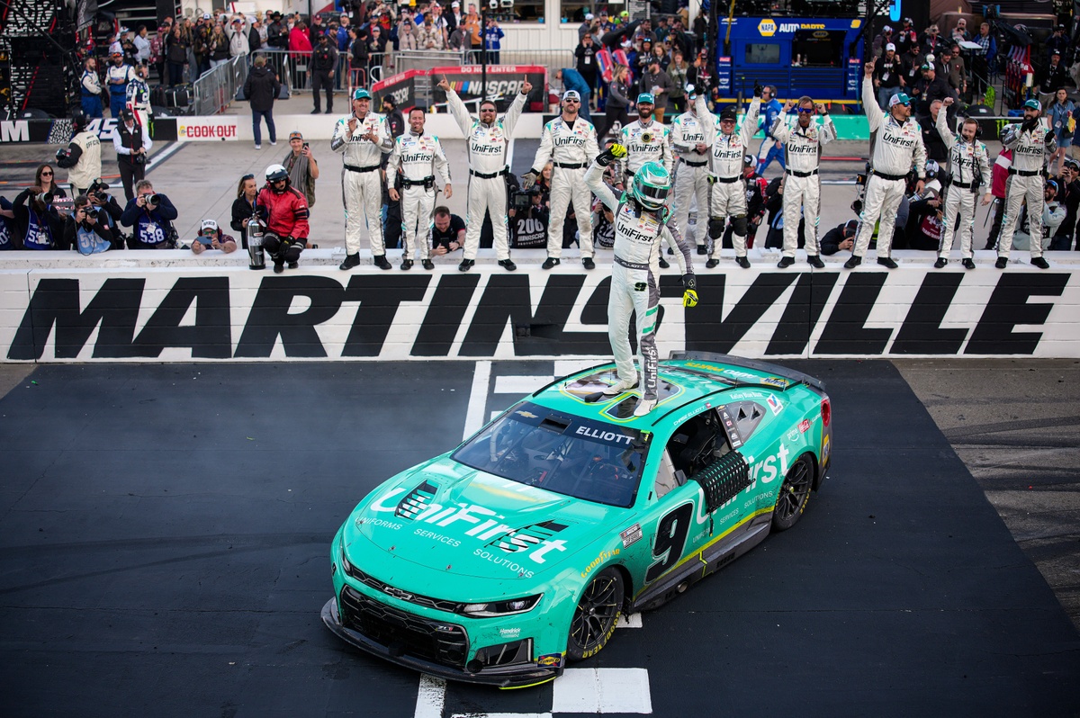 A Gutsy Pit Strategy Propels Chase Elliott to Victory at Martinsville Speedway