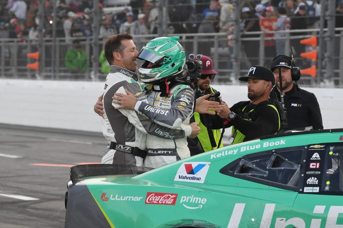 Gustafson’s Bold Strategy Propels Elliott to Early Martinsville Victory