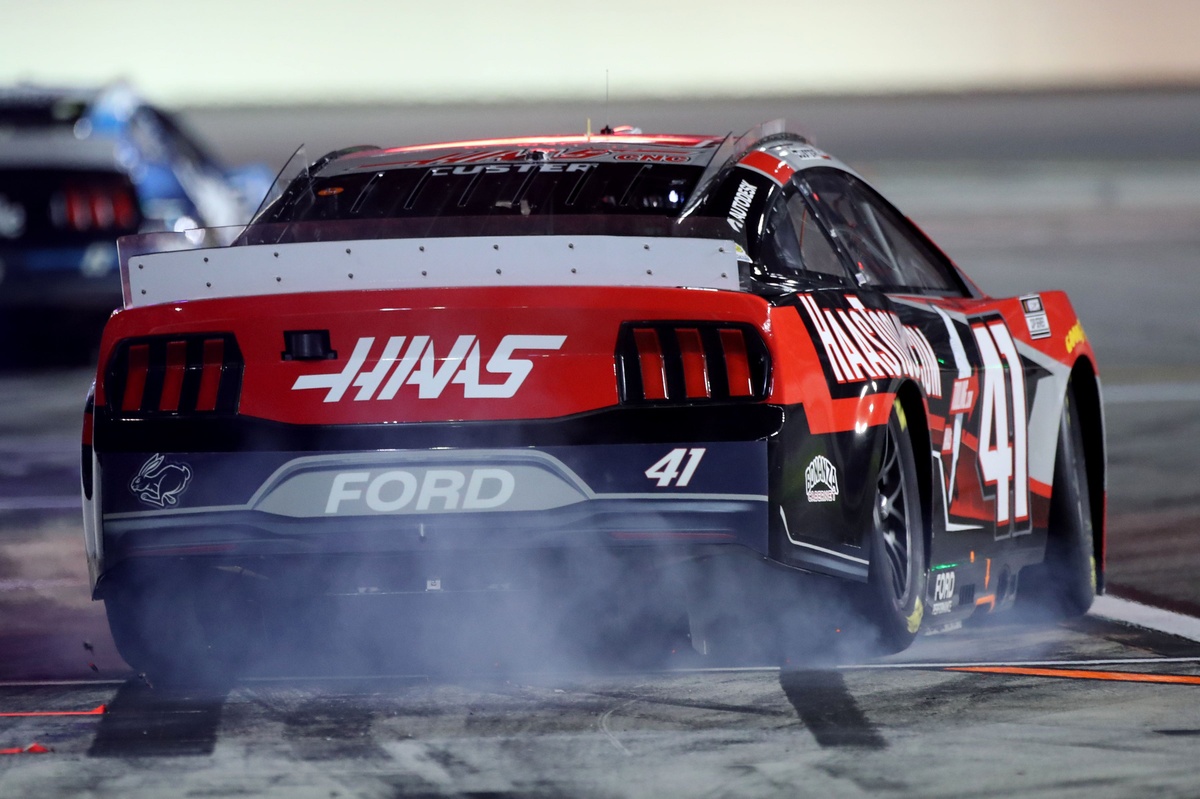 NASCAR Implements Stricter Pit Stall Cleaning Regulations, Curbing Team Innovations