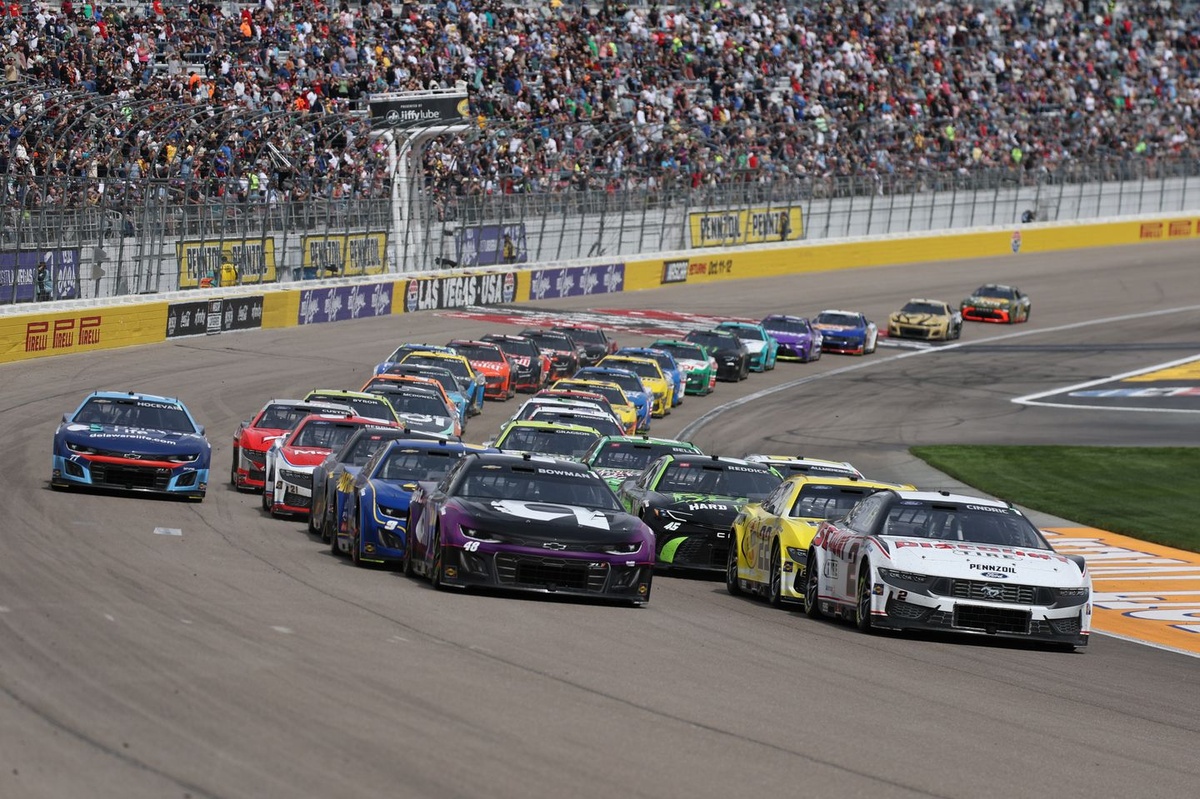 NASCAR’s Elite Descend on Las Vegas for High-Stakes Pennzoil 400 Amidst Championship Tightening