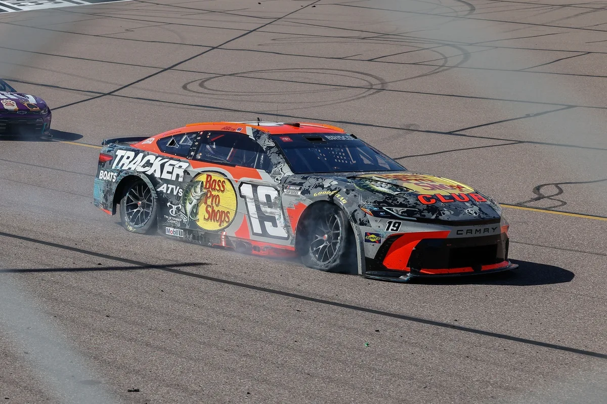 Phoenix Sees Caution-Marred Cup Race Crown Blaney Victor Amidst Widespread Drama