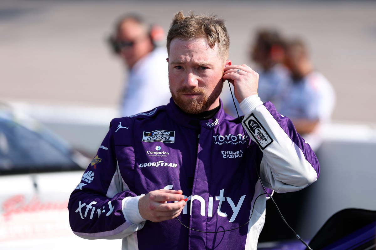 Tyler Reddick Secures Darlington Pole Position in Tense Qualifying Session, Edging Teammate Bubba Wallace
