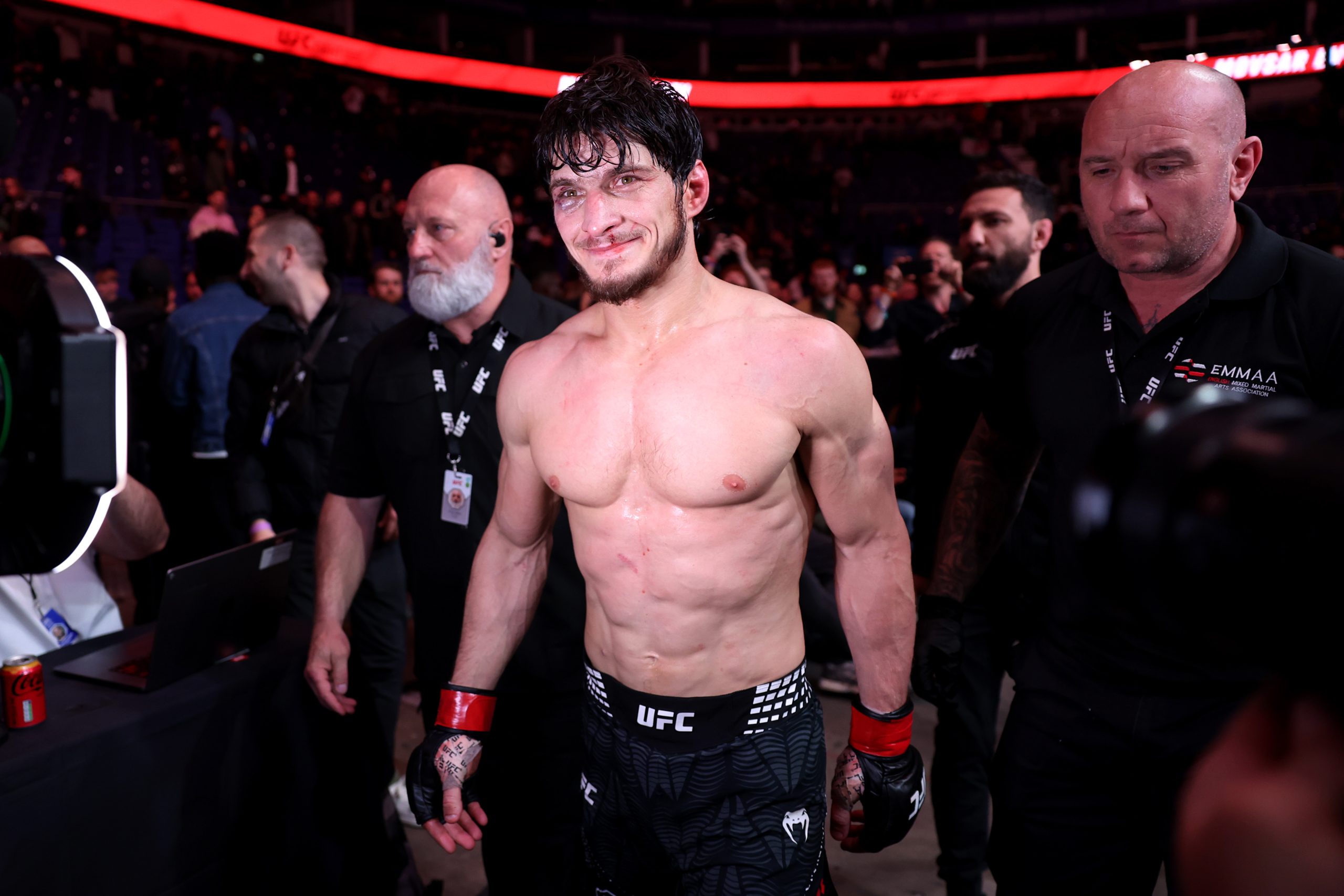 UFC London: Evloev Edges Murphy in Controversial Main Event Decision, Igniting Judging Debate