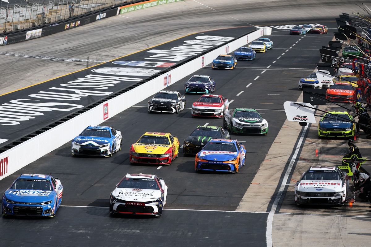 Blaney Emphasizes Supportive Role Amidst Team Penske Pit Crew Adjustments