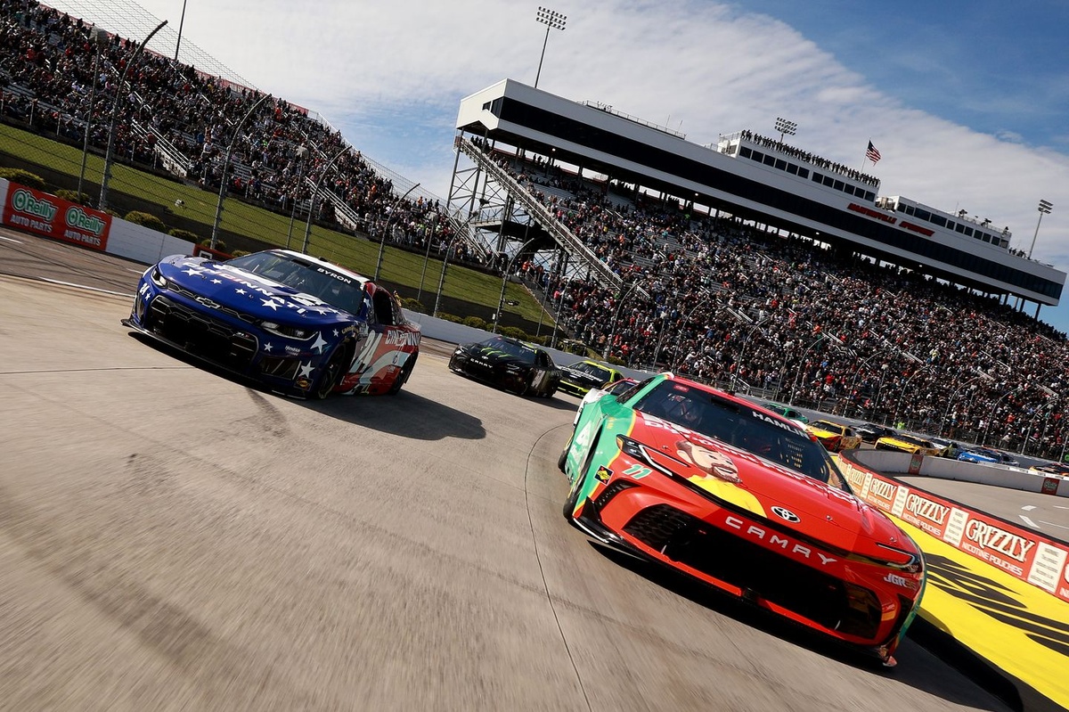 Hamlin Dominates Martinsville, Secures Crucial Points Despite Runner-Up Finish