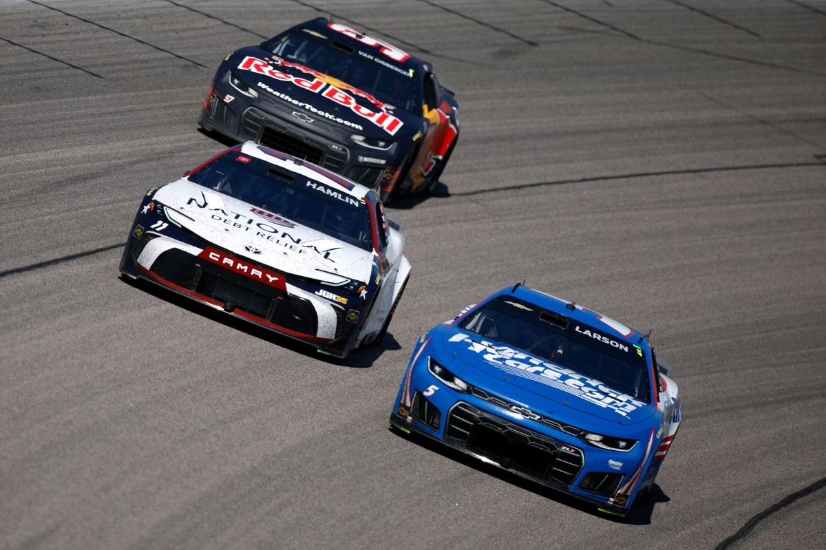 Hamlin laments missed opportunities at Kansas, seeking retrospective restart adjustments