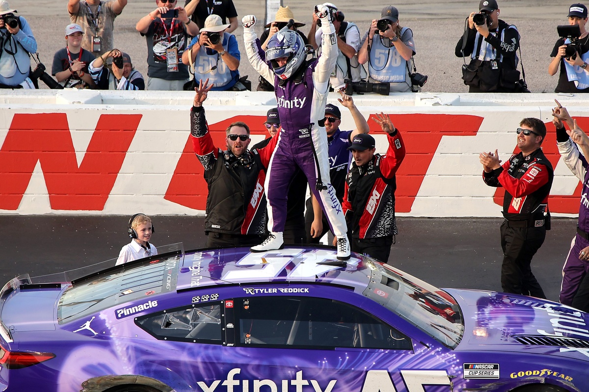 Reddick Triumphs in Chaotic Darlington Classic After Battling Gremlins and Wrecks