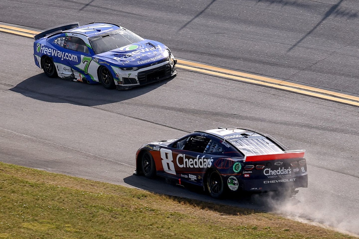 Harvick Backs RCR’s Decision to Replace Busch’s Crew Chief Amidst Team Struggles