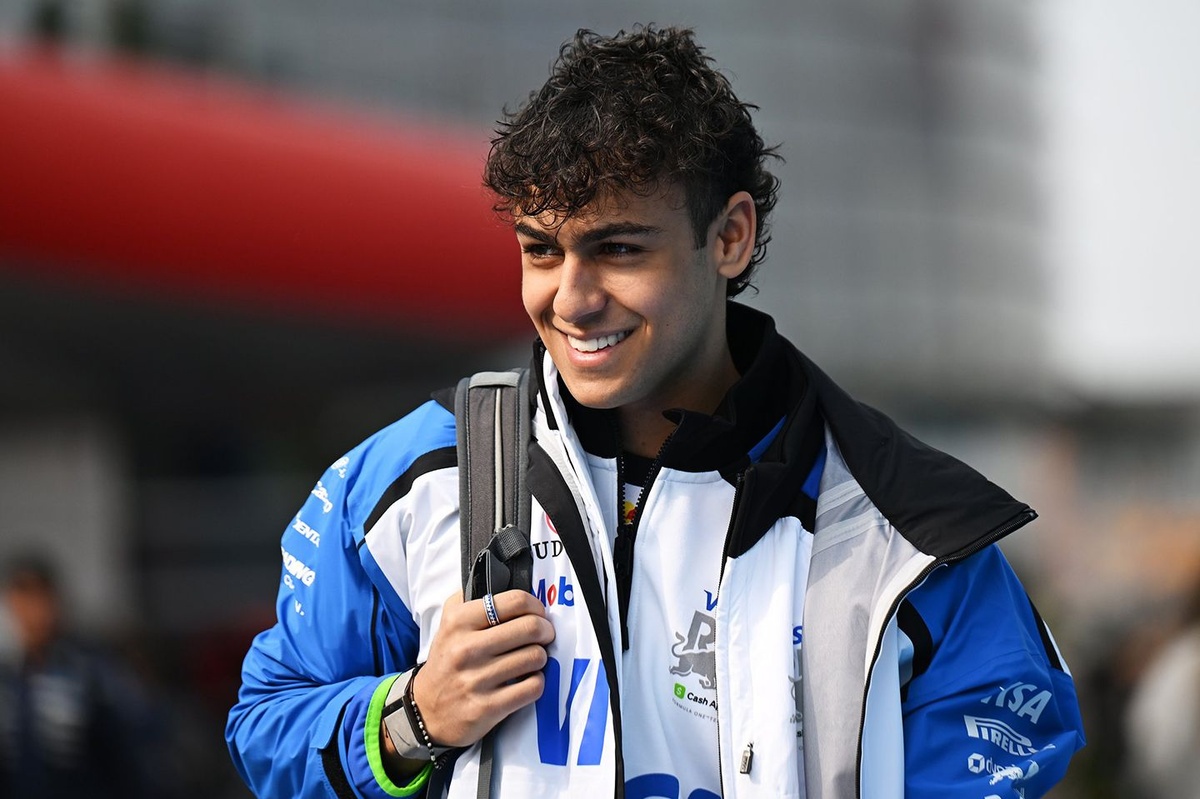 Lindblad’s Seamless F1 Entry Draws High Praise from Commentator Alex Jacques