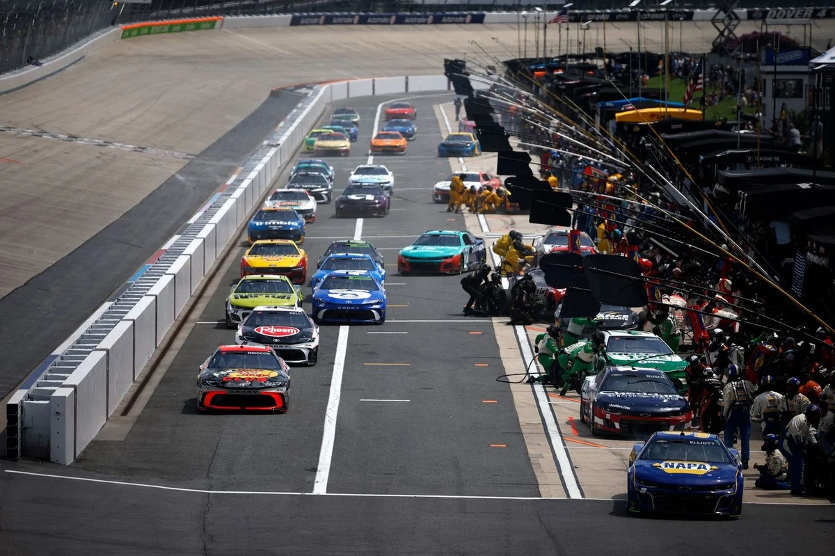 NASCAR’s Premier Exhibition Event Faces Identity Crisis Amidst Mundane Dover Atmosphere