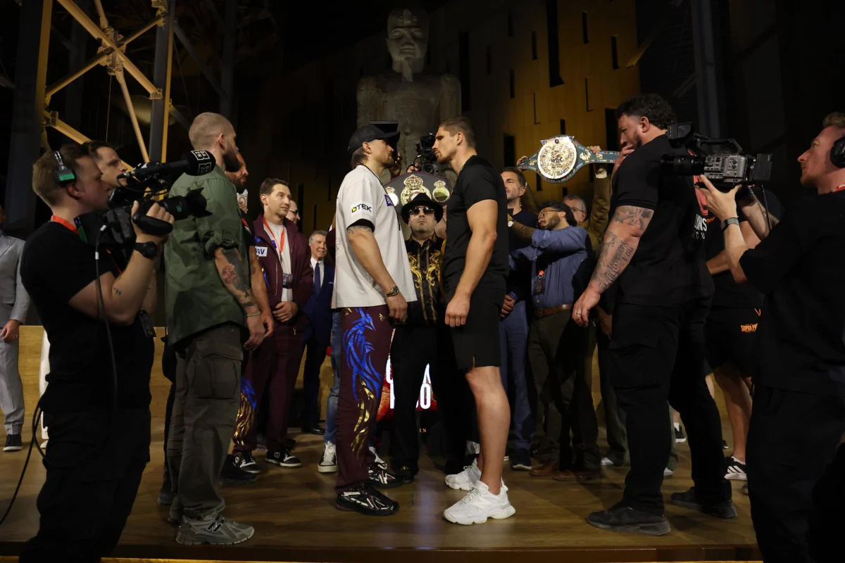 Usyk Retains WBC Heavyweight Crown in Historic Clash Against Verhoeven at Giza Pyramids