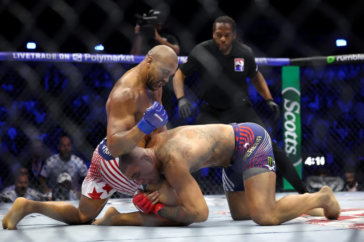 Charles Oliveira Calls for Enhanced Referee Vigilance Following Controversial Incidents, Citing Lessons for MMA Officiating