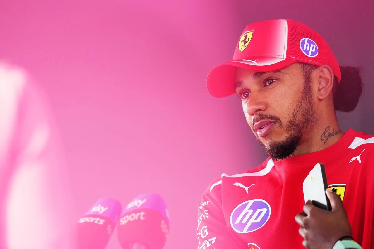 F1 Pundits Debate Ferrari’s Missed Opportunity: Gianpiero Lambiase as the ‘Ideal Buffer’ for Lewis Hamilton’s Arrival