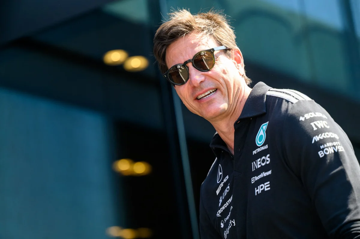 Silverstone Spectacle: Toto Wolff’s Vintage Mercedes-Benz 300 SL Gullwing Commands Attention at British Grand Prix