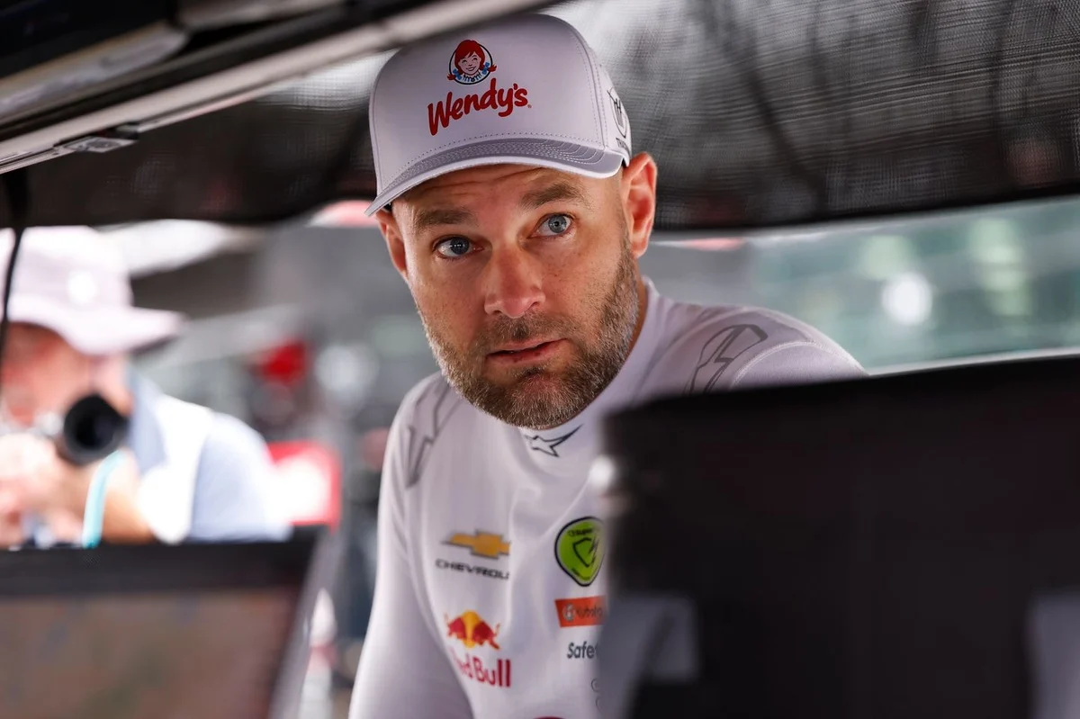 Van Gisbergen’s Indianapolis Race Marked by Unforeseen Steering Wheel Mishap