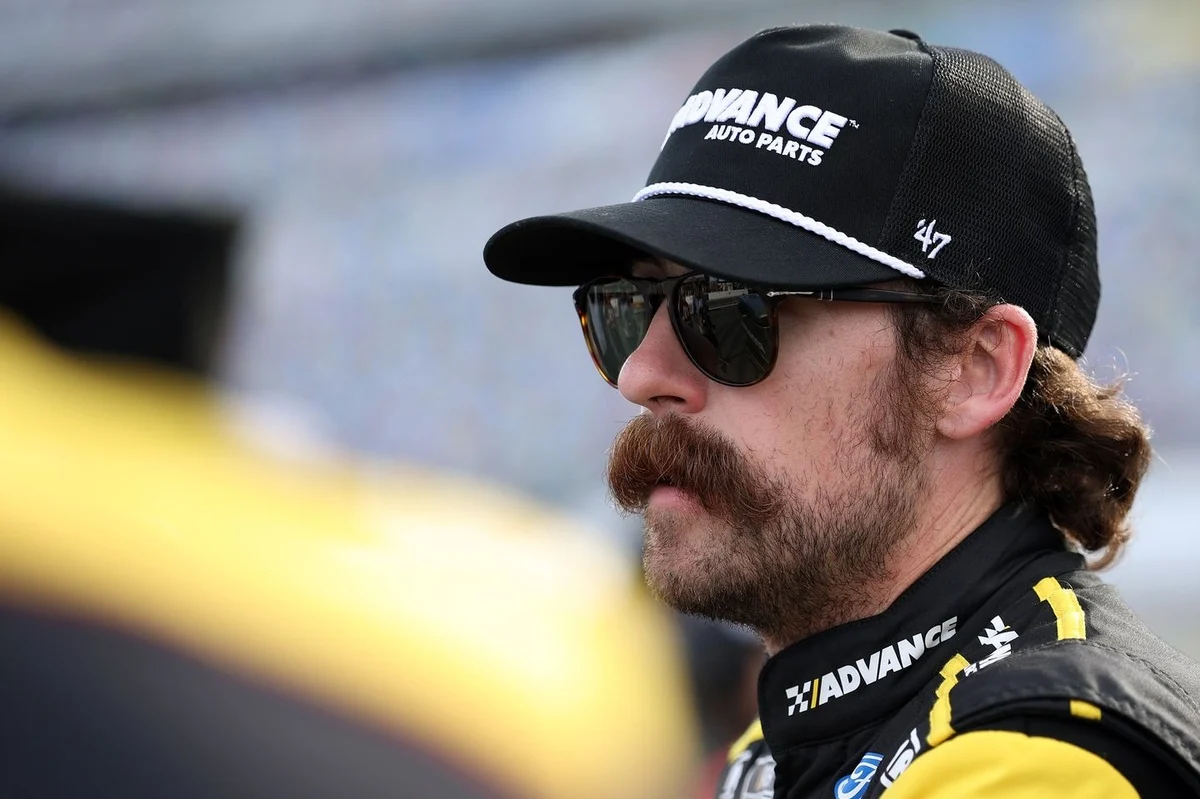 Daytona Debacle: Blaney Vents Frustration After Late-Race Contact with Stenhouse Jr. Derails Strong Run