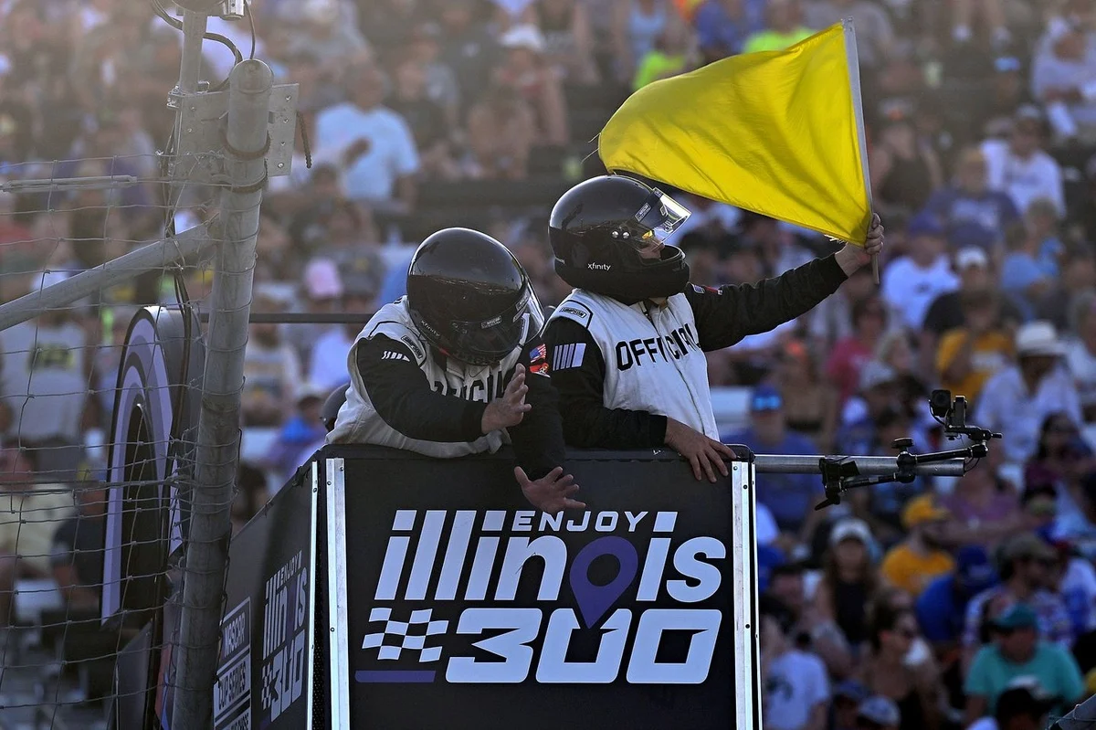 Kyle Larson Triumphs in Chaotic NASCAR Cup Race at Gateway Amidst Record Cautions and Double Overtime